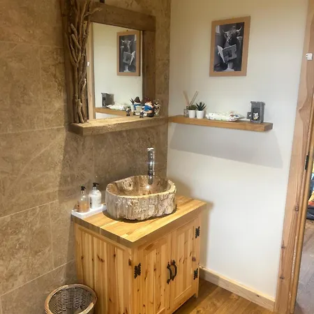 Luxury Log With Hot Tub & Scenic Views In Oakenshaw *
