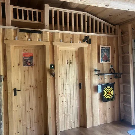 Luxury Log With Hot Tub & Scenic Views In Oakenshaw * Oakenshaw (West Yorkshire)