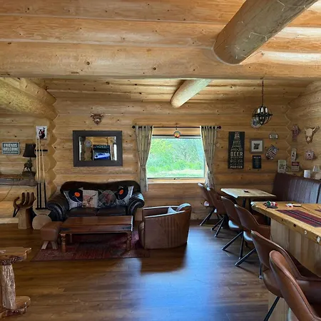 Luxury Log With Hot Tub & Scenic Views In Oakenshaw