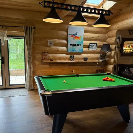 Luxury Log With Hot Tub & Scenic Views In Oakenshaw *