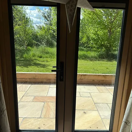 Luxury Log With Hot Tub & Scenic Views In Oakenshaw *