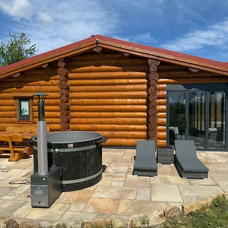 Luxury Log With Hot Tub & Scenic Views In Oakenshaw * Oakenshaw (West Yorkshire)