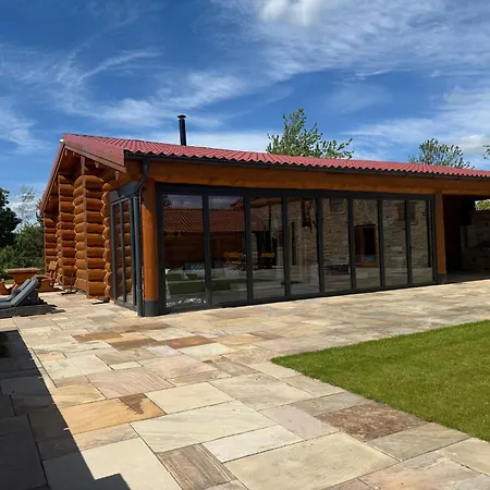 Luxury Log With Hot Tub & Scenic Views In Oakenshaw Apartment