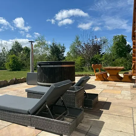 Luxury Log With Hot Tub & Scenic Views In Oakenshaw Apartment *