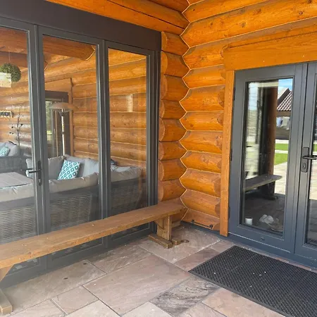 Apartment Luxury Log With Hot Tub & Scenic Views In Oakenshaw *