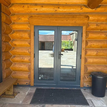 Luxury Log With Hot Tub & Scenic Views In Oakenshaw