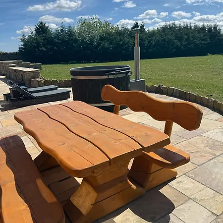 Luxury Log With Hot Tub & Scenic Views In Oakenshaw *