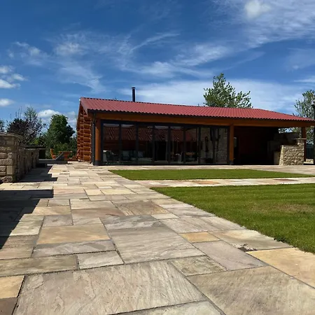 Luxury Log With Hot Tub & Scenic Views In Oakenshaw *