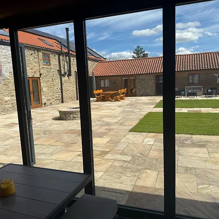 Luxury Log With Hot Tub & Scenic Views In Oakenshaw