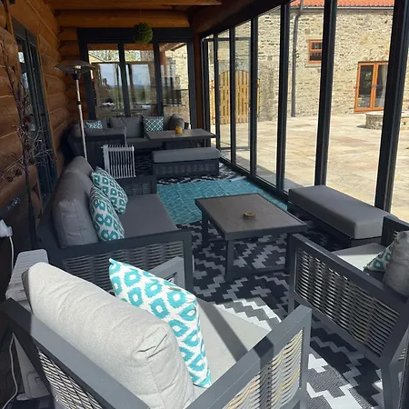 Luxury Log With Hot Tub & Scenic Views In Oakenshaw *