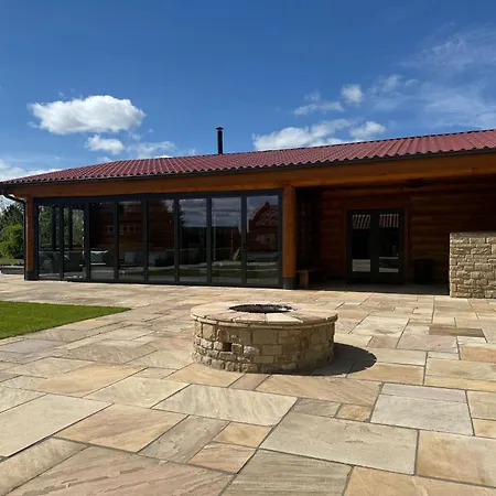 Luxury Log With Hot Tub & Scenic Views In Oakenshaw * Oakenshaw (West Yorkshire)