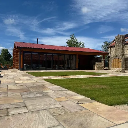 Luxury Log With Hot Tub & Scenic Views In Oakenshaw