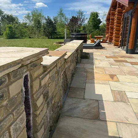 Luxury Log With Hot Tub & Scenic Views In Oakenshaw *