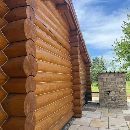Luxury Log With Hot Tub & Scenic Views In Oakenshaw * Oakenshaw (West Yorkshire)