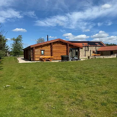 Luxury Log With Hot Tub & Scenic Views In Oakenshaw Apartment