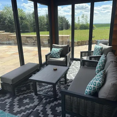 Luxury Log With Hot Tub & Scenic Views In Oakenshaw * Oakenshaw (West Yorkshire)