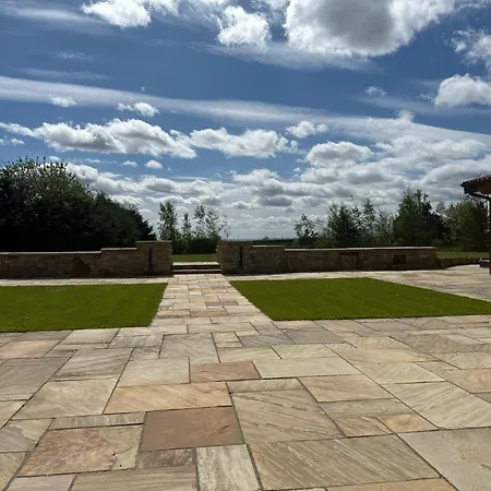 Luxury Log With Hot Tub & Scenic Views In Oakenshaw