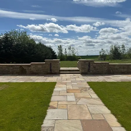 Luxury Log With Hot Tub & Scenic Views In Oakenshaw Apartment