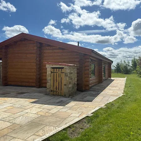 Apartment Luxury Log With Hot Tub & Scenic Views In Oakenshaw