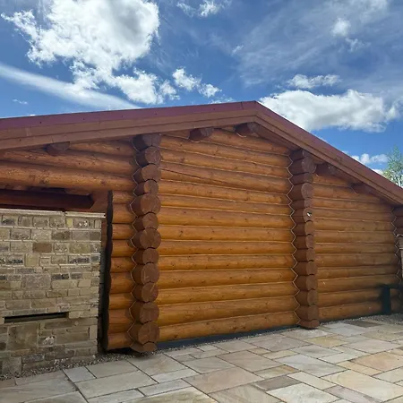Luxury Log With Hot Tub & Scenic Views In Oakenshaw *