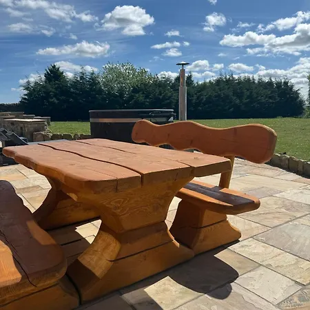 Luxury Log With Hot Tub & Scenic Views In Oakenshaw * Oakenshaw (West Yorkshire)