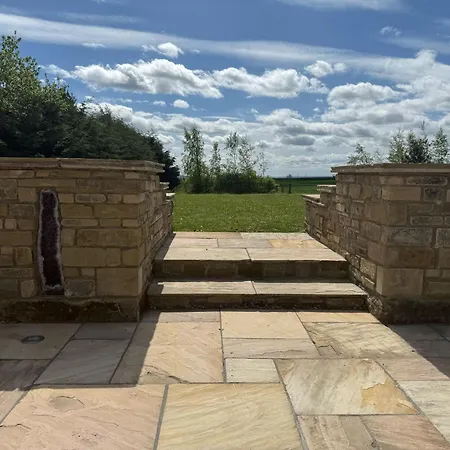 Luxury Log With Hot Tub & Scenic Views In Oakenshaw Apartment