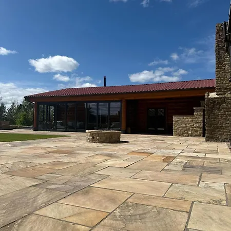 Luxury Log With Hot Tub & Scenic Views In Oakenshaw Apartment *