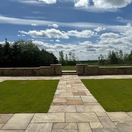 Luxury Log With Hot Tub & Scenic Views In Oakenshaw