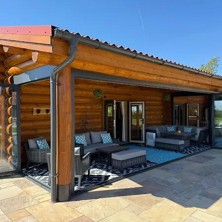Luxury Log With Hot Tub & Scenic Views In Oakenshaw Apartment Oakenshaw (West Yorkshire)